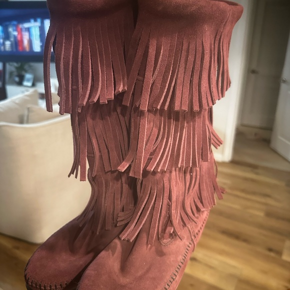 Minnetonka 3-Layer Fringe Boot in Wine Size 8 - Picture 2 of 5